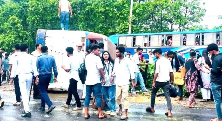 দুর্ঘটনার কবলে উত্তরা ইউনিভার্সিটির বাস, ৩০ শিক্ষার্থী আহত